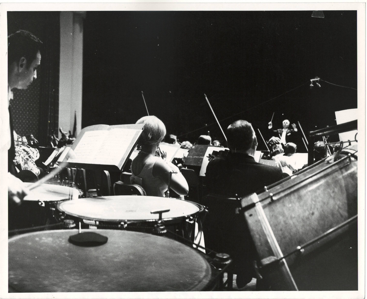 Լուսանկար. Ա. Խաչատրյանը Ամերիկայի ազգային  սիմֆոնիկ նվագախումբը ղեկավարելիս՝ Նյու Յորքի Քարնեգի Հոլ համերգասրահում