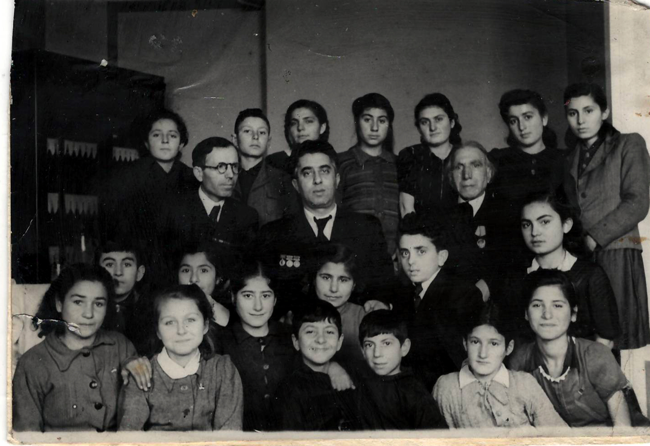 Լուսանկար. Ա. Խաչատրյանը Հայկական ռադիոյի մանկական երգչախմբի հետ