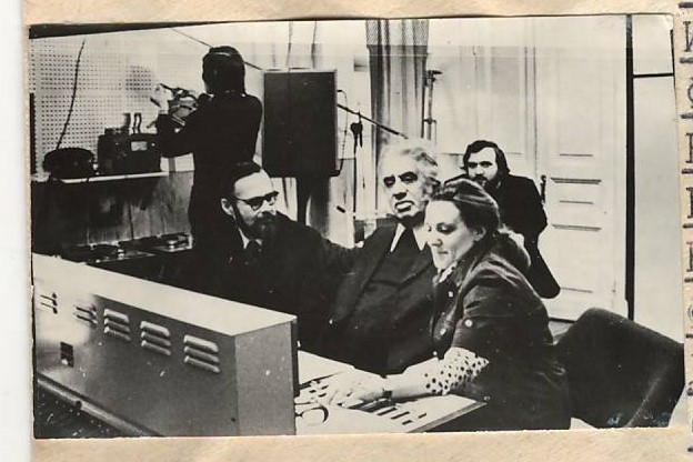 Նեգատիվ ՝լուսանկարի՝ Ա.Խաչատրյանը Մոսկվայի Կնետրոնական հեռուստաընկերության ձայնագրման ստուդիայում  ՝ աշխատակիցների հետ