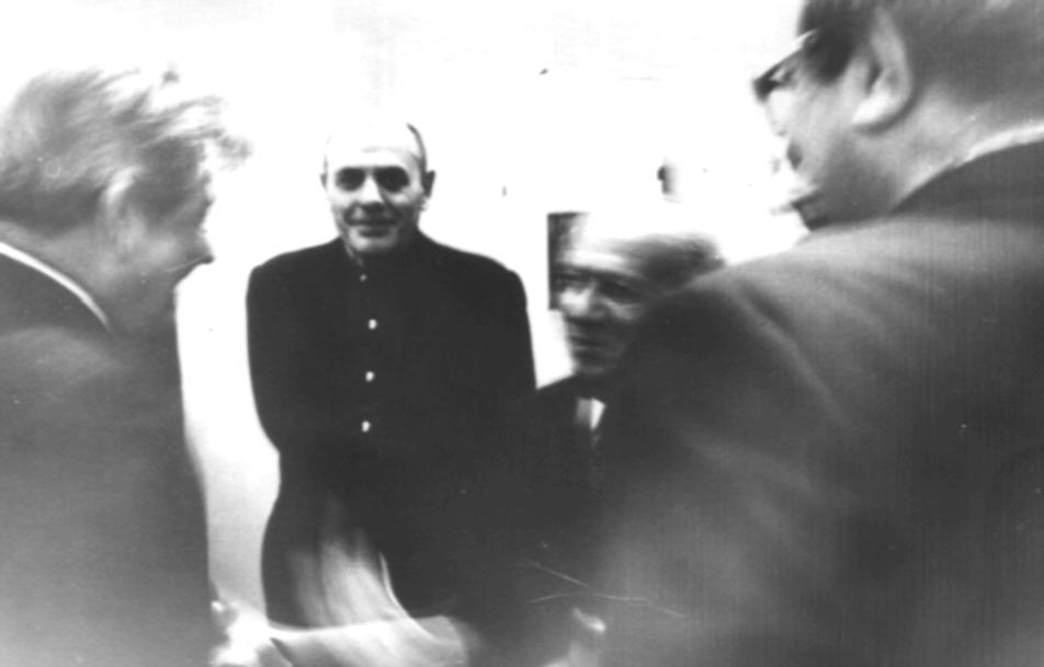 Ե. Քոչարը,Ալբերտ Գասպարյանը և մի խումբ մարդիկ   «Արևելքի ժողովուրդների արվեստի  թանգարանում» բացված Երվանդ Քոչարի անհատական ցուցահանդեսի ժամանակ, Մոսկվա, 25 դեկտեմբերի, 1973 - 19 փետրվարի, 1974