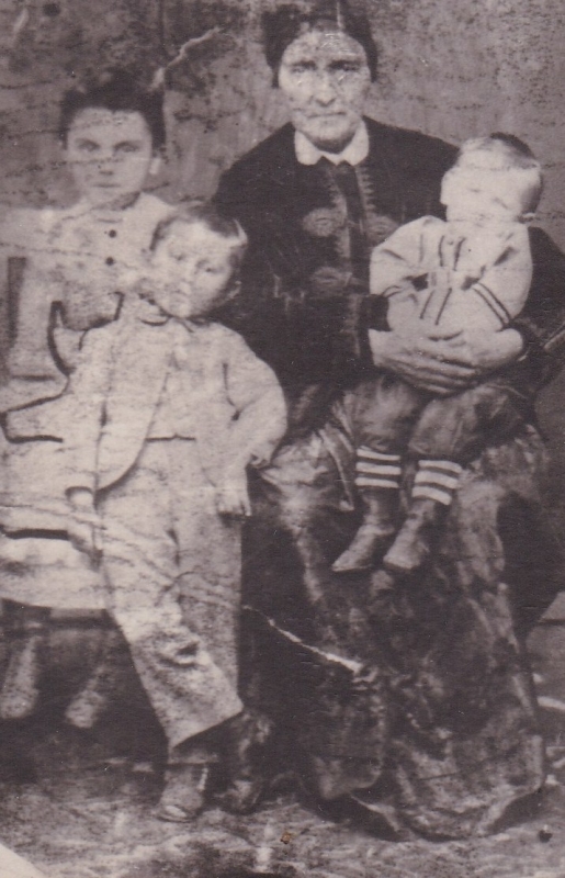 Ալեքսանդր Սպենդիարյանը տատիկի, եղբոր և քրոջ հետ