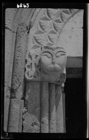 Խորանաշատ վանք. Գավթի արևմտյան մուտքի ձախակողմյան քանդակը