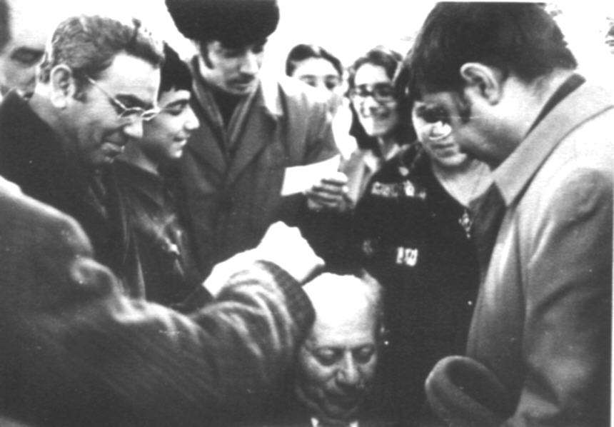 Մի խումբ մարդիկ Բաքվում բացված   Երվանդ Քոչարի անհատական ցուցահանդեսի օրերին, Բաքու, 4 ապրիլի, 1974