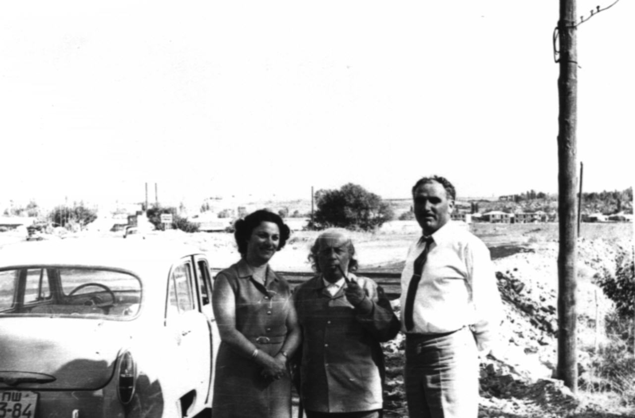 Ե. Քոչարը, Շաքե Աղազարյանը ևԵրջանիկ Կարախանյանը Էջմիածին քաղաքում, Էջմիածին, 1970