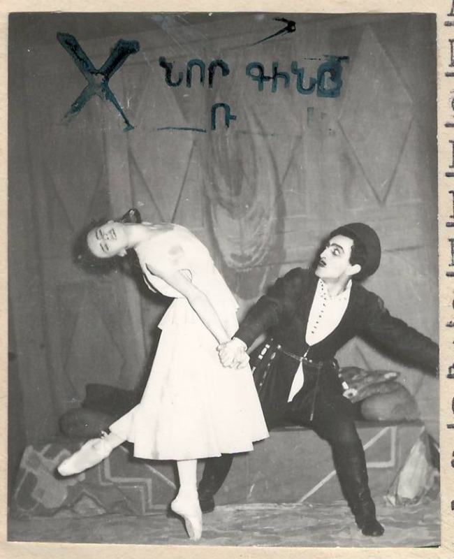 Նեգատիվ` լուսանկարի. Ա.Խաչատրյանի «Գայանե» բալետի երևանյան պրեմիերայից տեսարան.