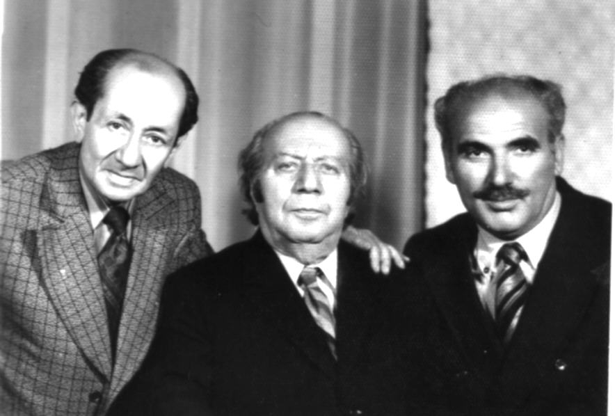 Ե. Քոչարը /կենտրոնում/, նկարիչների միության նախագահ Ս. Արուտչյանը /ձախից/ և Ե. Կարախանյանը, Երևան, մայիս, 1977  