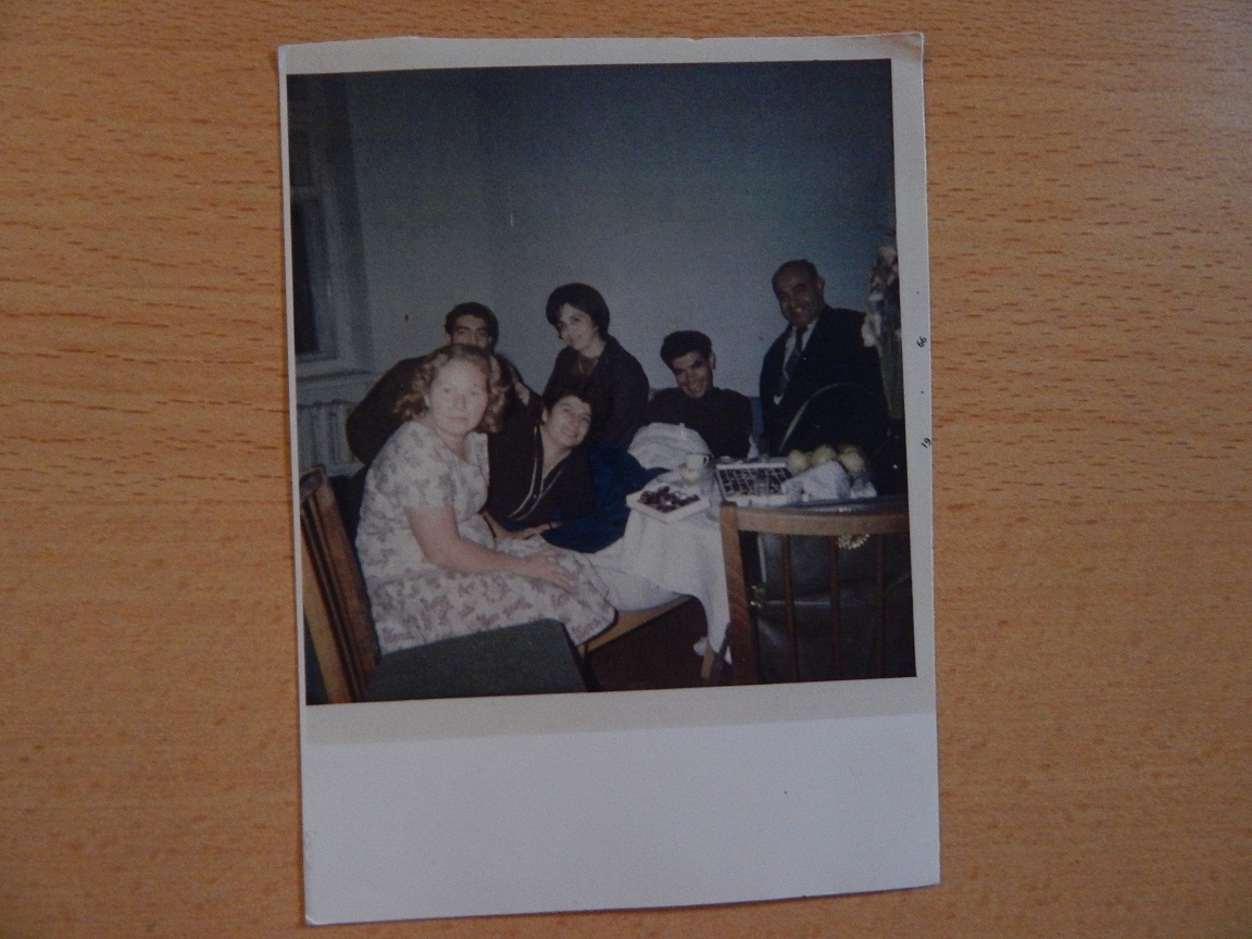 Լուսանկար Պ. Սևակը Ն. Մենաղարաշվիլու, Է. Սաթունյանի և այլոց հետ 
