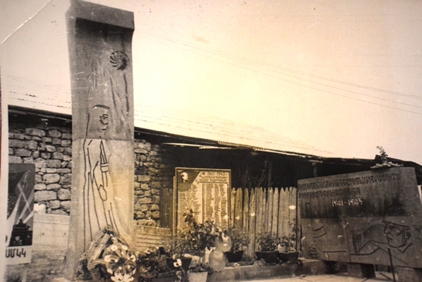 Կապանի Եղվարդ գյուղի  հուշարձան-կոթողը՝  նվիրված Մեծ հայրենականում զոհված համագյուղացիներին 