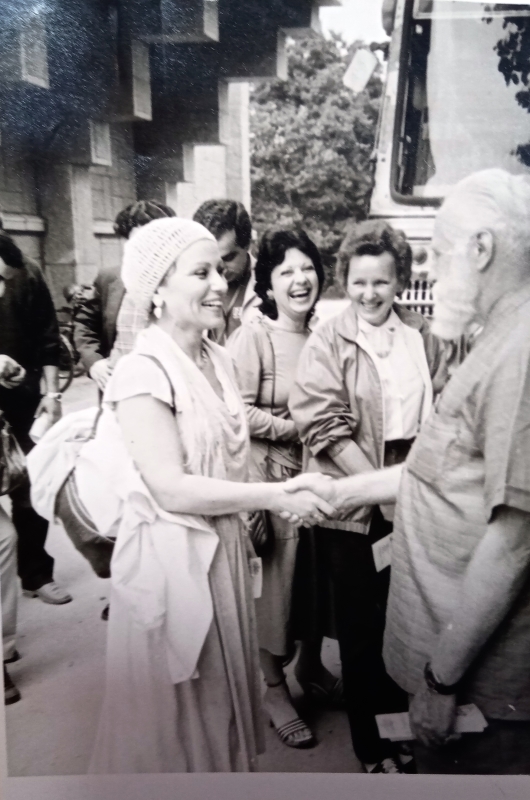 Ռուզաննա Լիսիցյանը և Ն․Պերիխը՝ բարևելու պահին