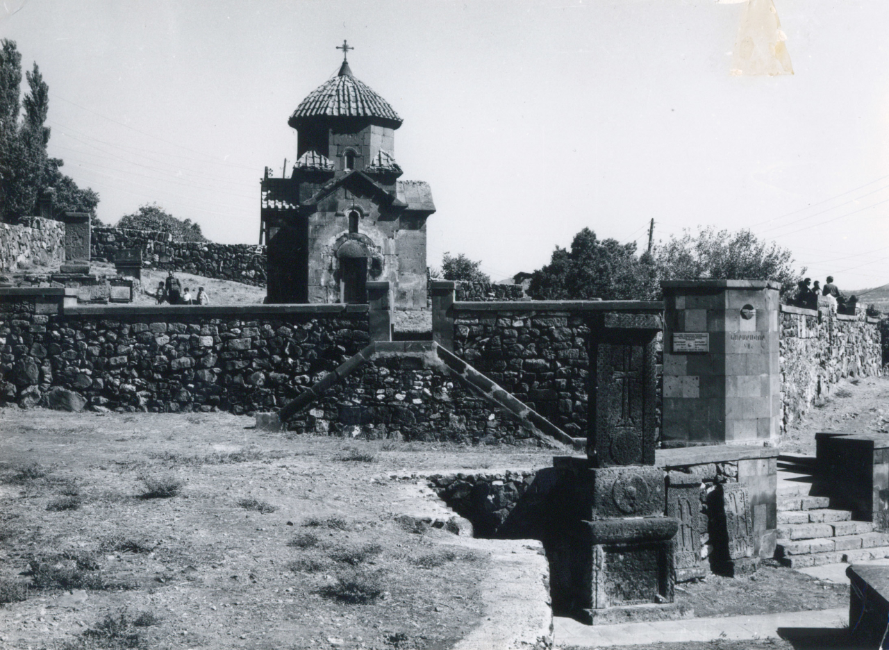 Աշտարակ քաղաքի Սբ. Կարմրավոր եկեղեցին և հին գերեզմանատունը