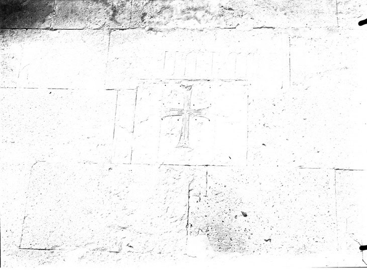 Խաչաքանդակ և արձանագրություն Օձունի Սուրբ Աստվածածին եկեղեցու պատին