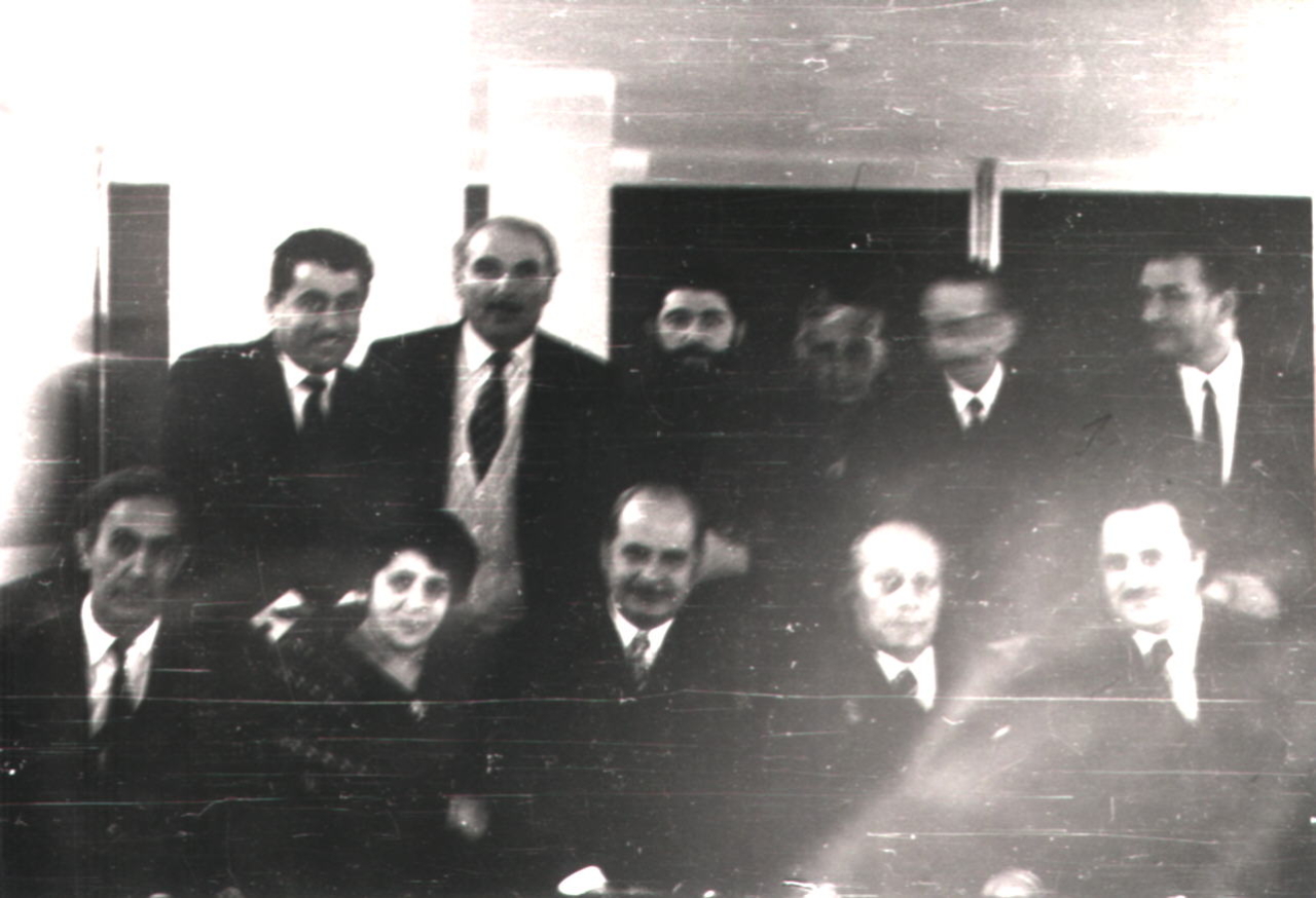 Ե. Քոչարը  մի խումբ հայ և ադրբեջանցի արվեստագետների, այցելուների հետ՝ իր անհատական ցուցահանդեսի բացման օրը, Բաքու, 4 ապրիլ, 1974 թ.
