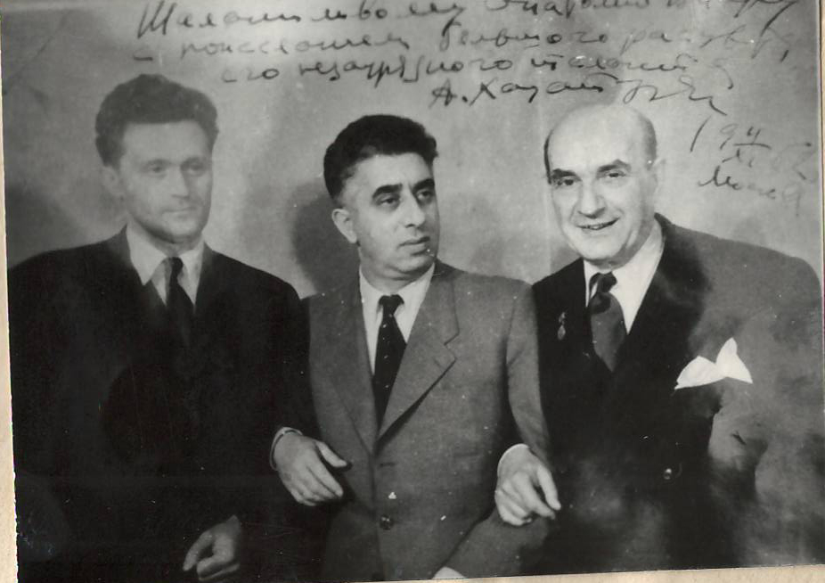 Նեգատիվ՝ լուսանկարի. Ա. Խաչատրյանը ռումին կոմպոզիտոր (իր աշակերտ) Ա. Վիերուի և  դիրիժոր Ջ. Ջորջեսկուի հետ Մոսկվայի կոնսերվատորիայում