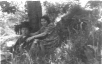 Ե. Քոչարը կնոջ՝ Մանիկի հետ զբոսայգում, Երևան, մայիս, 1947  