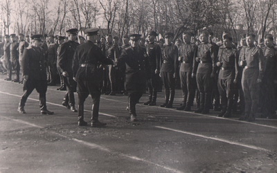 Խորհրդային բանակի զինվորականներ (աջ կողմում Գաբրիել Կամոևն է)
