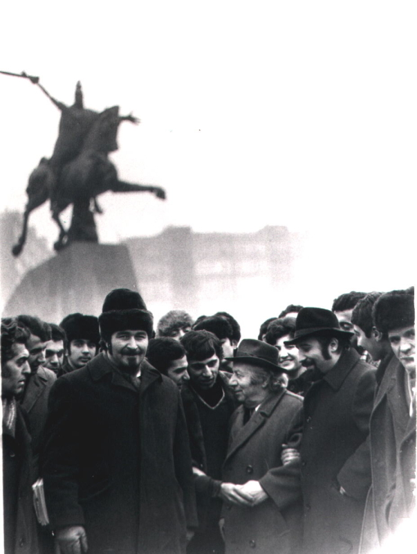 Երվանդ Քոչարը իր երեք որդիների հետ «Վարդան Մամիկոնյան» արձանի բացման օրը, Երևան, 1975