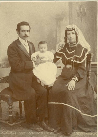 Գևորգ Մինասյանը կնոջ ու երեխայի հետ