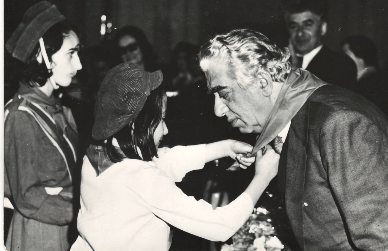 Լուսանկար (կրկնօրինակ) .Ա.Խաչատրյանը  պիոներների հետ  Հայաստանի կոմպոզիտորների միության դահլիճում ՝ իր ծննդյան 60-ամյակին նվիրված երեկոյի ժամանակ