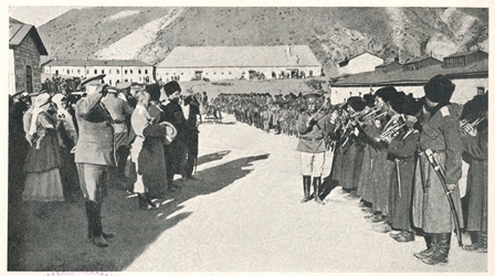 Գեներալ Կալիտինը շնորհավորում է կռվից վերադարձած հայկական VI գնդի զինվորներին «Հայ կամաւորներ 1914-1916» ալբոմից