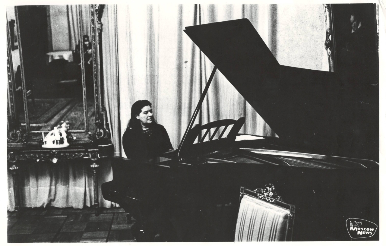 Լուսանկար. կոմպոզիտոր Նինա Մակարովան (Ա.Խաչատրյանի կինը) ՝ ռոյալի մոտ նվագելիս:
