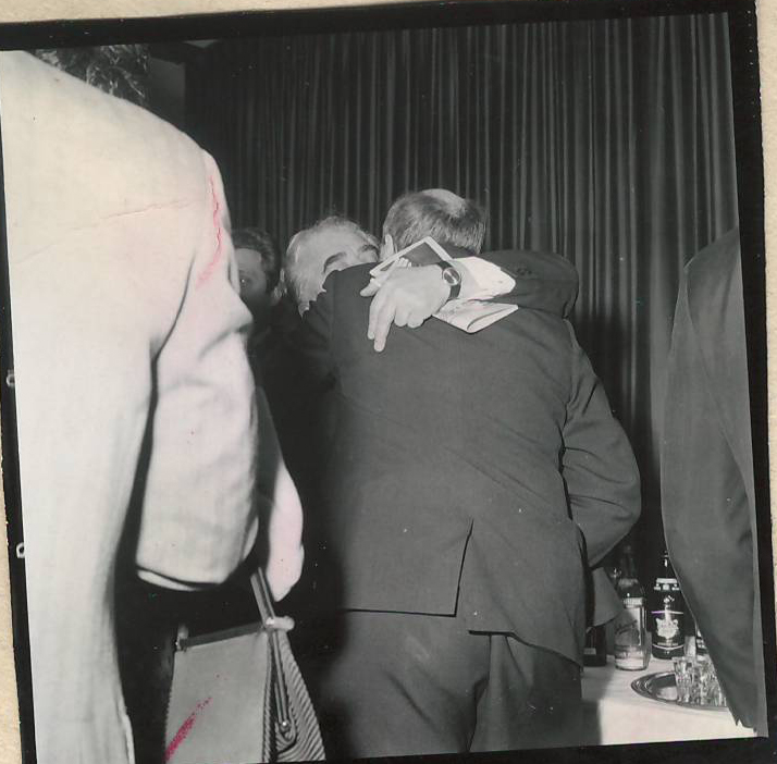 Նեգատիվ՝ լուսանկարի. Ա. Խաչատրյանը  թավջութակահար Մ. Ռոստրոպովիչի և այլոց հետ ԱՄՆ-ի հայ համայանքի կողմից իր պատվին կազմակերպված ընդունելության ժամանակ