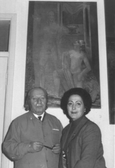 Ե. Քոչարը  կանադահայ լուսանկարիչ Գավուկի կնոջ հետ իր արվեստանոցում ՝ «Քրիստոսը և Մագթաղենացին» աշխատանքի մոտ, Երևան, 1971