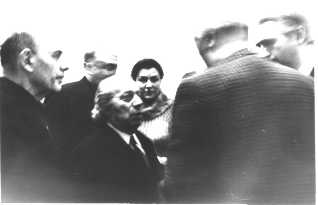 Ե. Քոչարը, Լևոն Բադալյանը և Լև Կուլիջանովը «Արևելքի ժողովուրդների արվեստի  թանգարանում» բացված Երվանդ Քոչարի անհատական ցուցահանդեսի ժամանակ, Մոսկվա, 25 դեկտեմբերի, 1973-19 փետրվարի, 1974