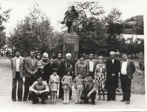 Խորհրդային Միության հերոս Հունան Ավետիսյանի գերդաստանը՝ նրա հուշարձանի մոտ