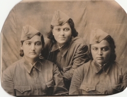 Վետերան Արևիկ Գևորգյանը՝ զինակից ընկերուհիների հետ