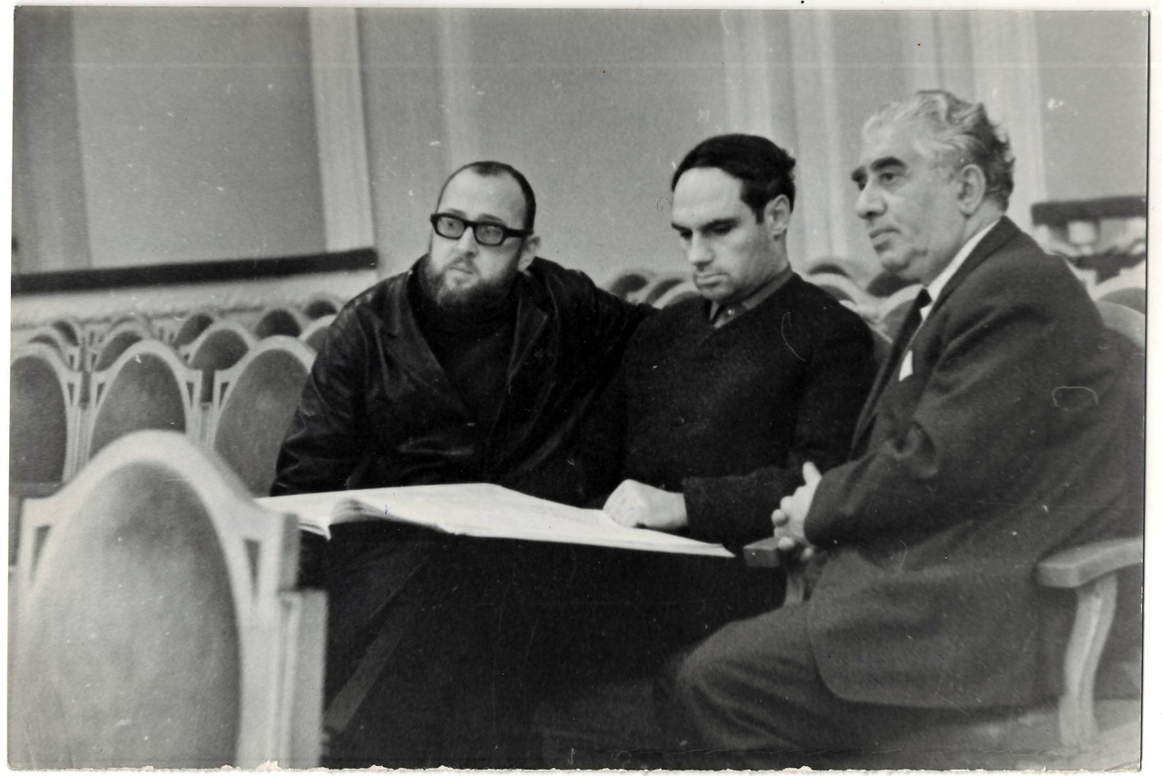 Լուսանկար. Ա. Խաչատրյանը իր աշակերտ Ն. Սիդելնիկովի (ձախից) և Ռ. Լեդենցովի հետ (կենտրոնում) 