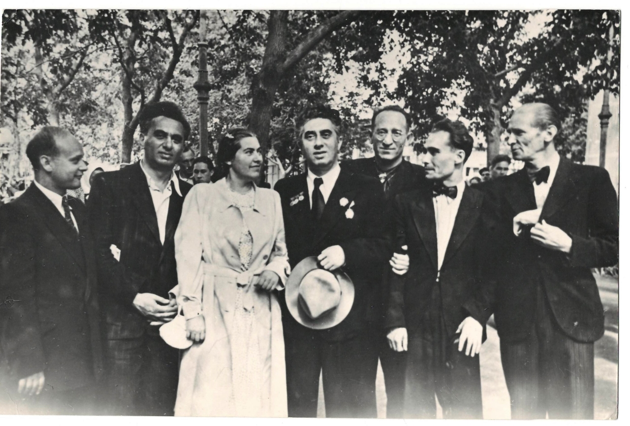 Լուսանկար .Ա.Խաչատրյանը  իր հեղինակային համերգից հետո՝ Գորկու անվ. կուլտուրայի և հանգստի կենտրոնոկան զբոսայգում ,երաժիշտների  հետ