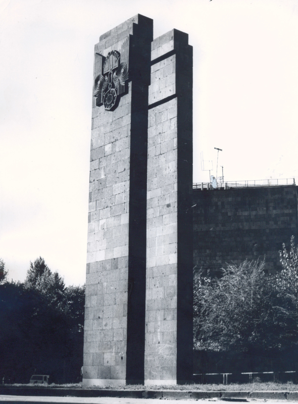 Աղբյուր- հուշարձան, նվիրված Հայրենական մեծ պատերազմում զողված կոմերիտականների հիշատակին ( 1969թ.), ընդհանուր տեսք