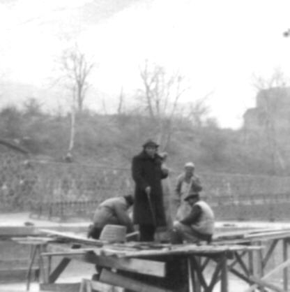 Ե. Քոչարը և երեք  բանվորներ  «Սասունցի Դավիթ» արձանի վրա աշխատելիս, Երևան, 1950-ականներ
