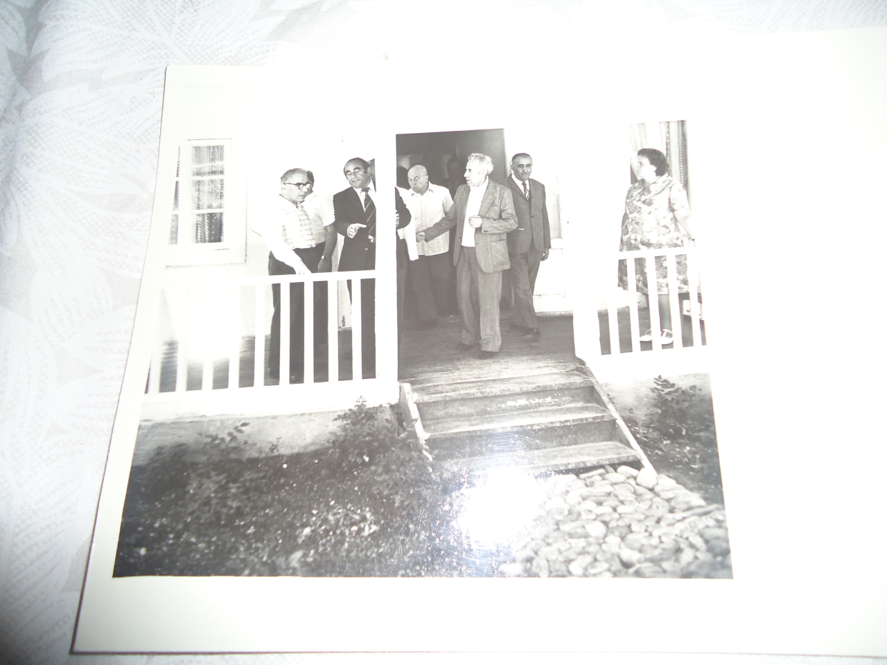 լուսանկար՝ ակադդեմիկոս Վ․Համբարձումյանը ՀՍՍՀ հեղ․պետ․թանգարանի դիրեկտոր Ա․Աբրահամյանը դոկտոր պրոֆեսոր Խ․Բարսեղյանը և կուս․շրջկոմի առաջին քարտուղար Վ․Բալայանը 