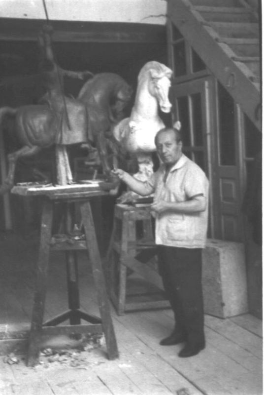 Ե. Քոչարը  արվեստանոցում  աշխատելիս, Երևան, 1960-ականներ