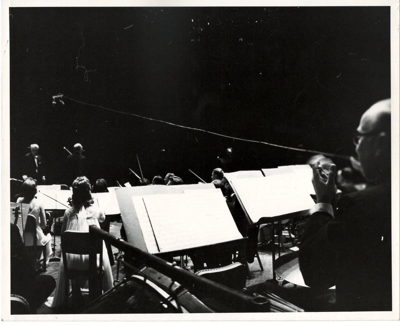 Լուսանկար. Ա. Խաչատրյանը Ամերիկայի ազգային  սիմֆոնիկ նվագախմբի և թավջութակահար Մստիսլավ Ռոստրոպովիչի հետ ՝ Նյու Յորքի Քարնեգի Հոլ համերգասրահում