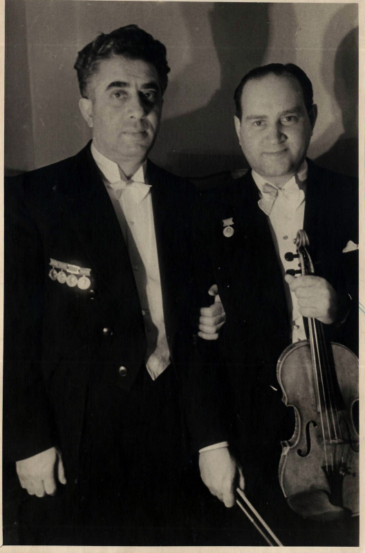 Լուսանկար. Ա. Խաչատրյանը  անվանի ջութակահար  Դ. Օյստրախի (Խաչատրյանի ջութակի կոնցերտի 1-ին կատարող) հետ  համերգից հետո 