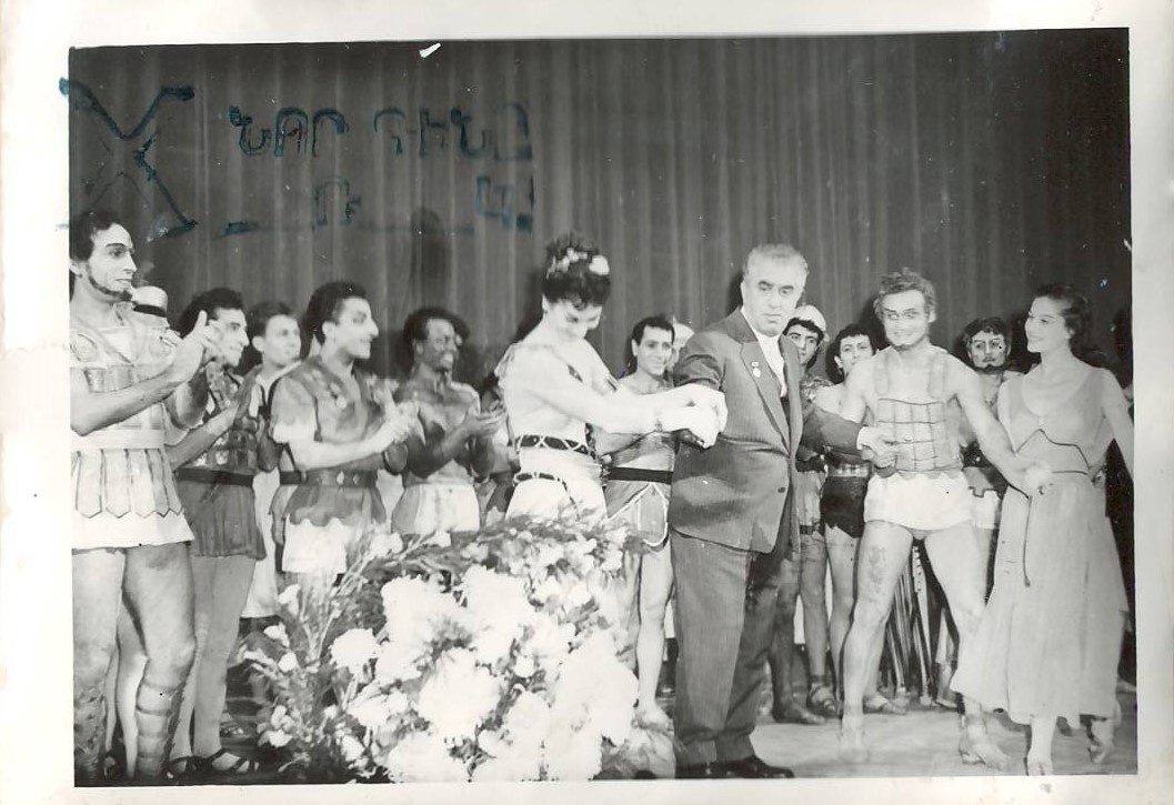 Նեգատիվ` լուսանկարի. Ա.Խաչատրյանը   Ալ.Սպենդիարյանի անվ. օպերայի և բալետի ակադեմիական թատրոնի բեմի վրա  «Սպարտակ» բալետի ներկայացումից  հետո :