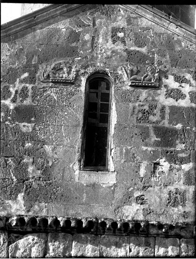 Օձունի Սուրբ Աստվածածին եկեղեցու հարավային ճակատի լուսամուտը