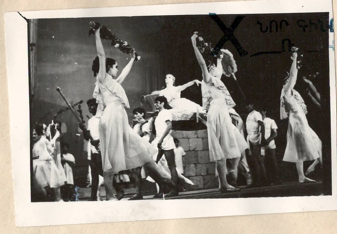 Նեգատիվ` լուսանկարի. Ա.Խաչատրյանի «Սպարտակ» բալետի երևանյան բեմադրությունից տեսարան.
