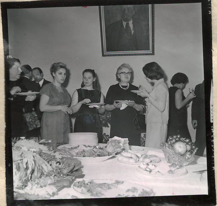 Նեգատիվ՝ լուսանկարի. Նինա Մակարովան  (Ա.Խաչատրյանի կինը) ՄԱԿ-ին առընթեր սովետական ներկայացուցչությունում Խաչատրյանի պատվին կազմակերպված ճաշկերույթի ժամանակ