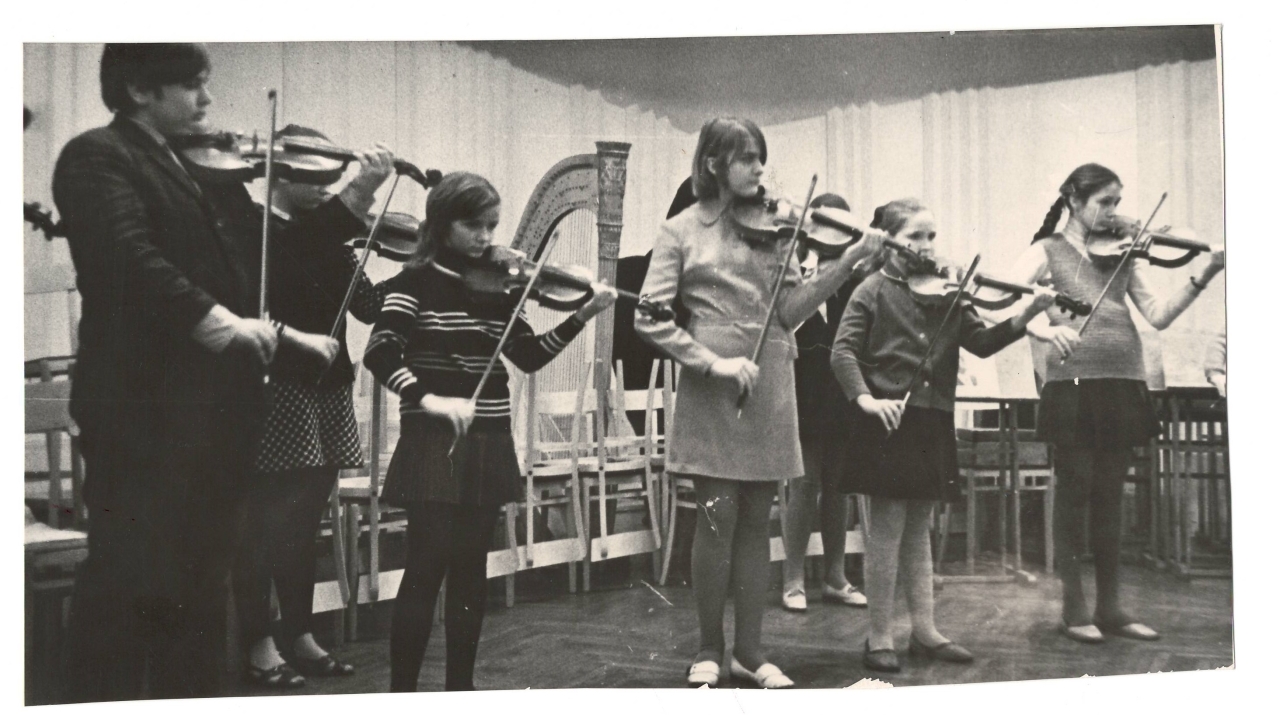 Լուսանկար  .  Ա.Խաչատրյանը Լենինգրադի Կիրովի շրջանի մանկական երաժշտական դպրոցի մանկավարժական կոլեկտիվի և սաների հետ ՝  իր ծննդյան 70- ամյակին նվիրված միջոցառումների օրերին                    