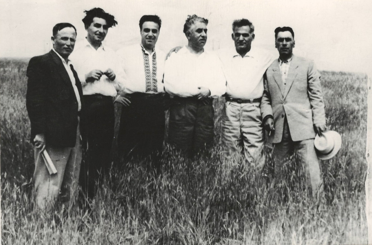 Լուսանկար  (կրկնօրինակ) .Ա.Խաչատրյանը Ա.Քոչինյանի , կոմպոզիտոր Է.Միրզոյանի և այլոց հետ 