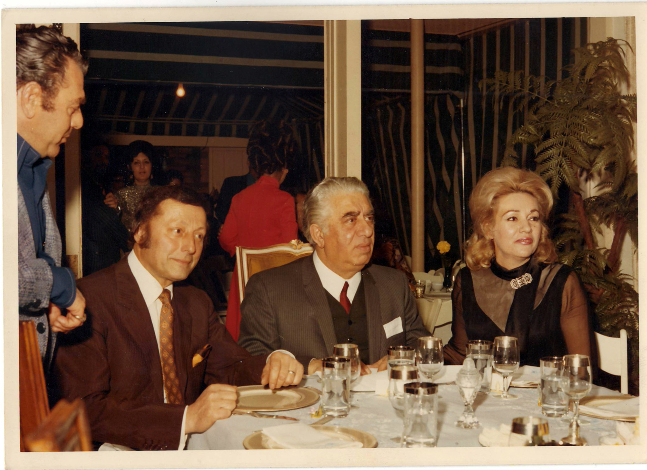Լուսանկար  (գունավոր). Ա. Խաչատրյանը Ֆրիդերիկ Աբգարի հետ Լաս վեգասի ռեստորաններից մեկում