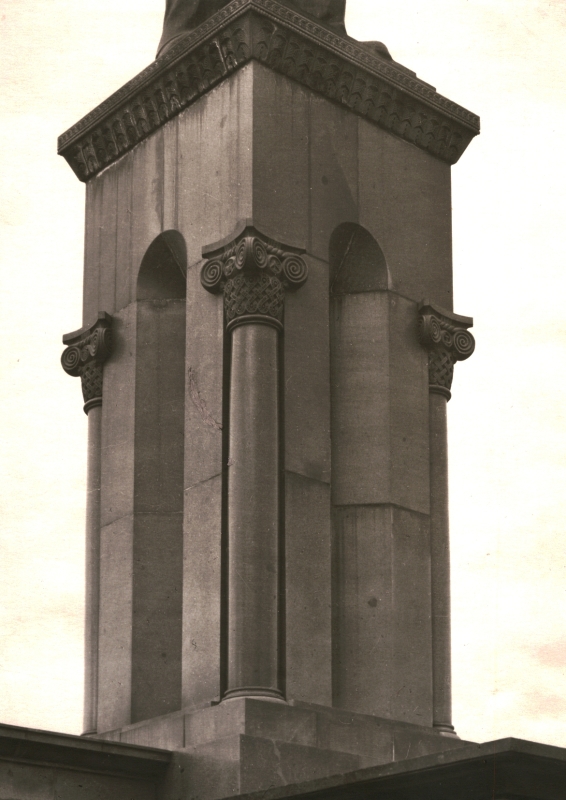 Լենինի արձանի պատվանդանը (հատված)
