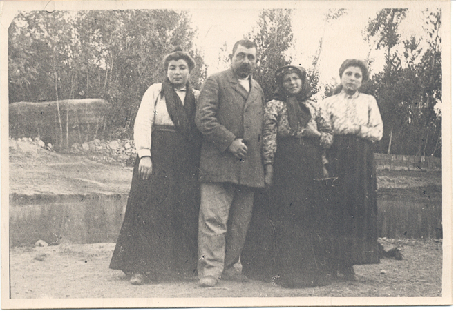 Ավ. Իսահակյանի Մկրտիչ եղբայրը, նրա կինը և երկու քույրերը