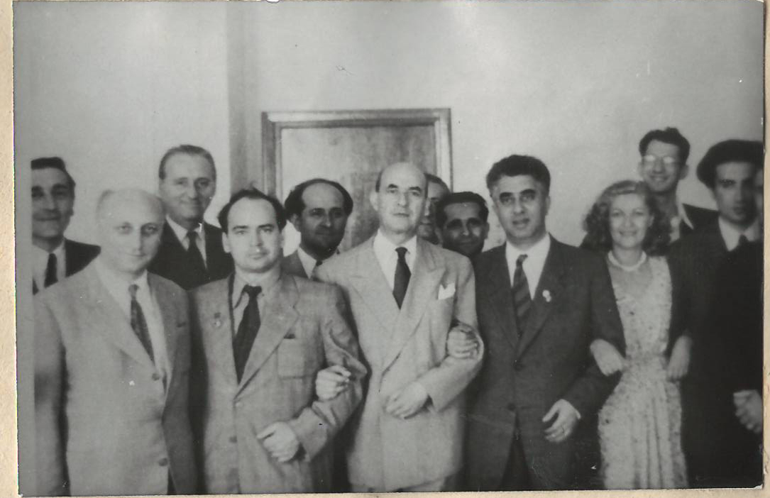 Նեգատիվ՝ լուսանկարի. Ա. Խաչատրյանը  դիրիժոր Ջ. Ջորջեկուի և այլ ռումին կոմպոզիտորների հետ 