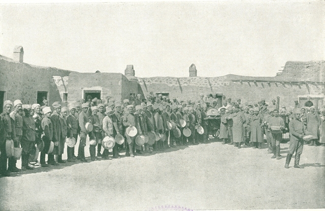 Կամավորներին ճաշի բաժանումը  «Հայ կամաւորներ 1914-1916» ալբոմից