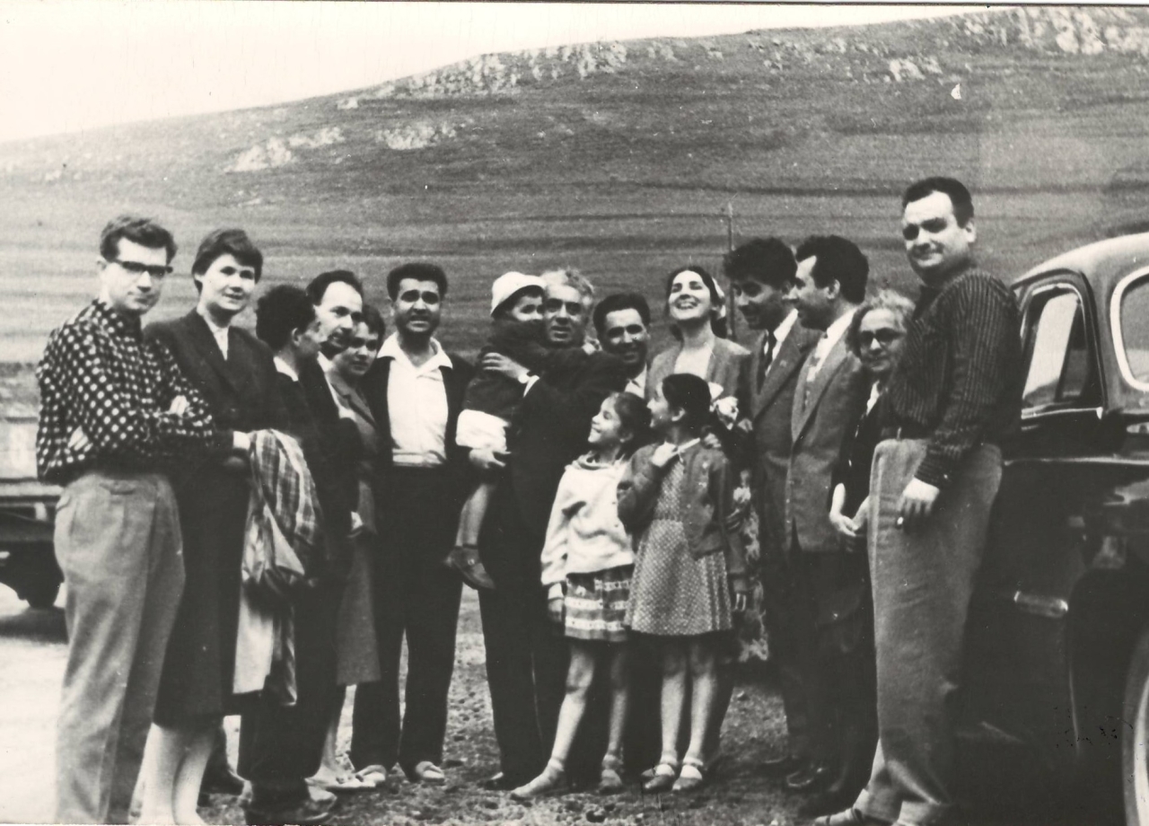 Լուսանկար (կրկնօրինակ) .Ա.Խաչատրյանը Դիլիջանի կոմպոզիտորների ստեղծագործական տան  ճանապարհին  կոմպոզիտորների  և նրանց ընտանիքների հետ 