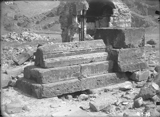 Աշոտ Ողորմած Բագրատունու գերեզմանը Հոռոմոսի վանքի Սուրբ Գևորգ եկեղեցու բակում